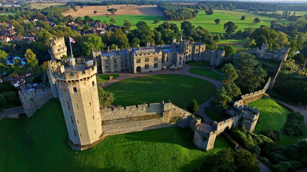 Castle & Knight's Village 3* Warwick (Warwickshire)